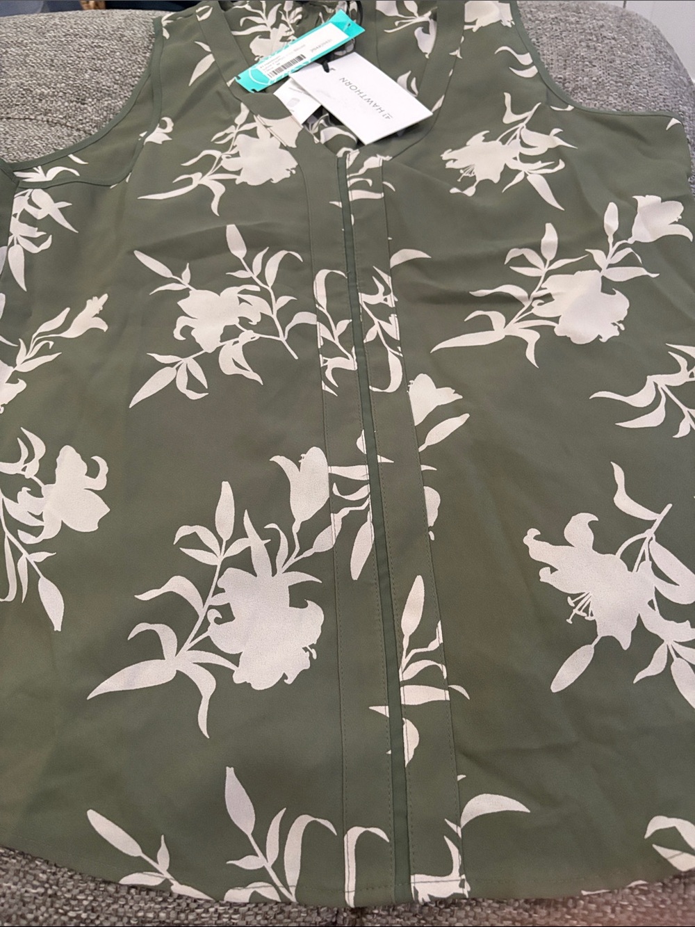 41 Hawthorn Olive Green Sleeveless Floral Blouse with Cream Print 20”P2P 25”L